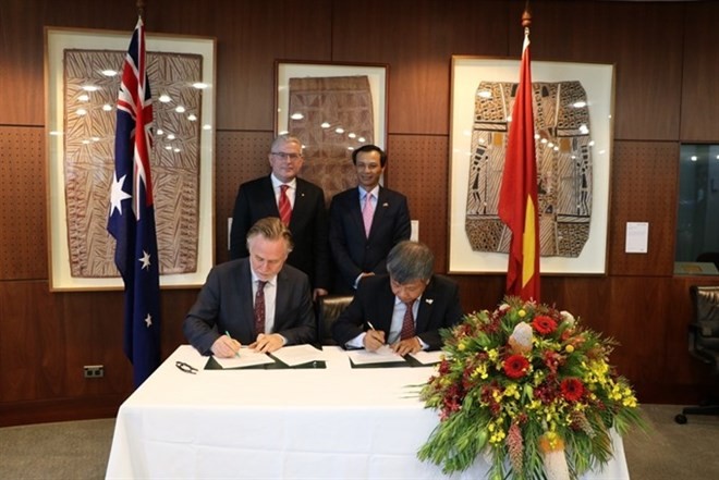 Deputy Minister Nguyen The Phuong (right) and First Assistant Secretary Philip Green sign a record of the transcript of the meeting(Photo courtesy Australian Embassy in Hanoi)
